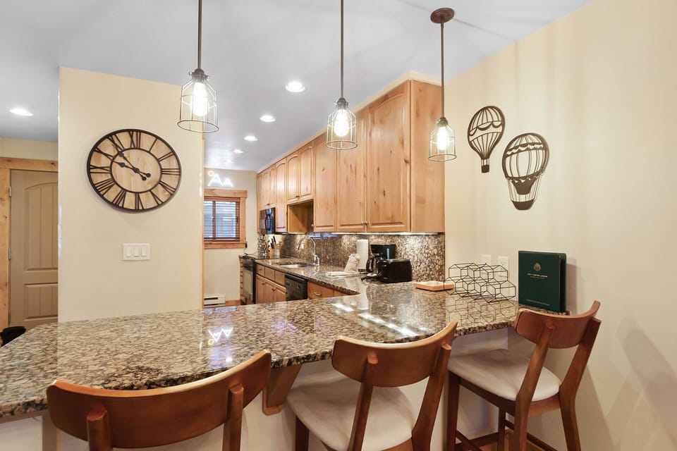 Breakfast Bar and Kitchen