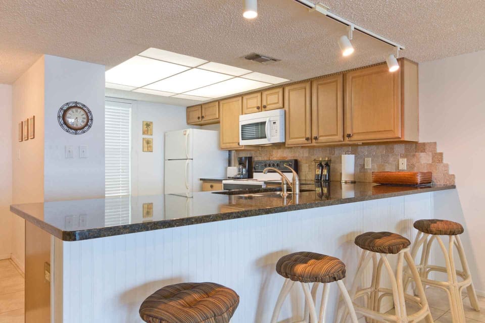 Aside from the 6-seater dining table there are extra seats at the bar.