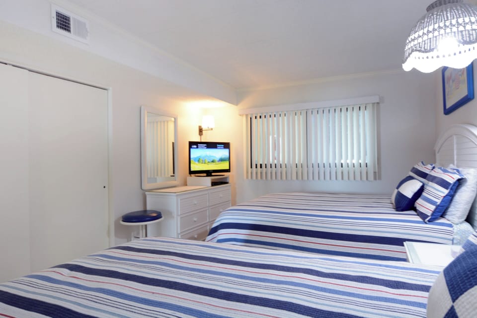 QUEENS-BEDROOM