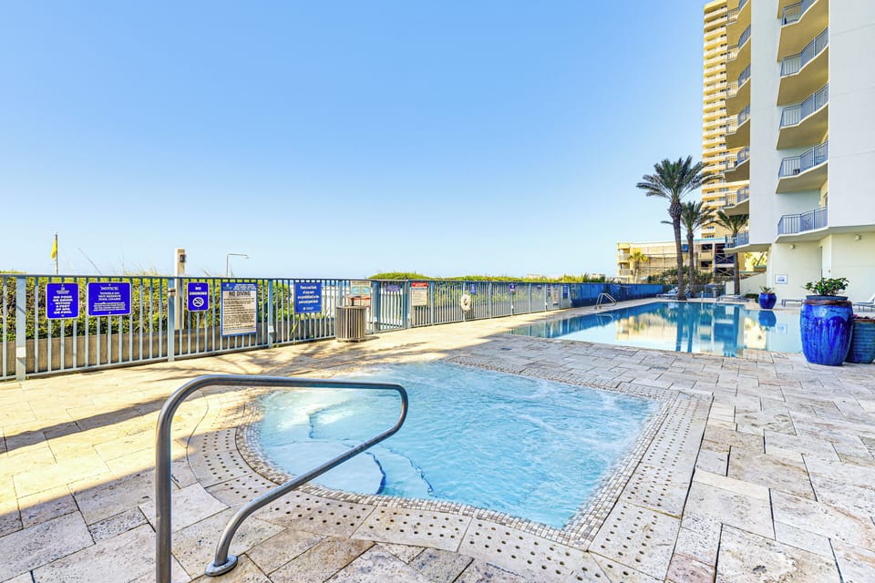 Community Pool & Hot Tub