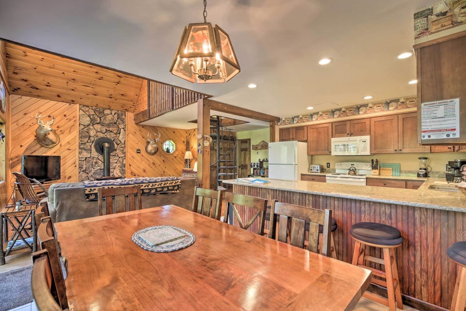 Dining Area | Dishware Provided
