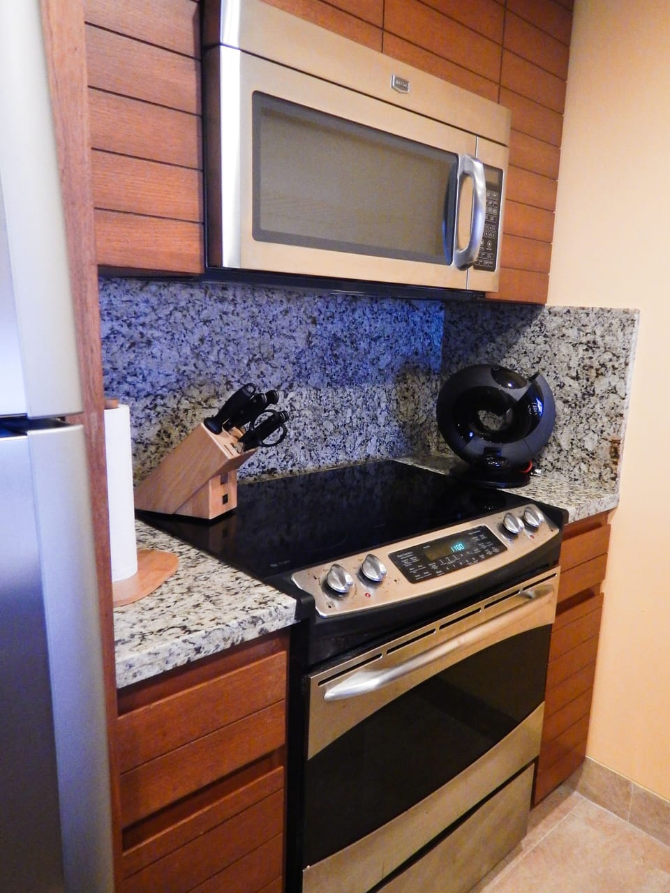 Fully Equipped Kitchen - Front Control Convection Stove & Oven 
