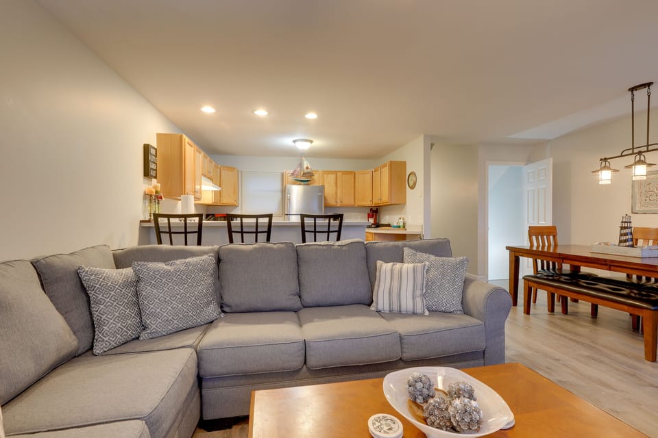 Living Room | Central A/C & Heat | Gas Fireplace | Smart TV | Dining Space