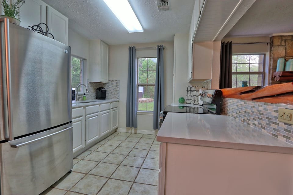 Full equipped kitchen with stove, oven, refrigerator, and microwave
