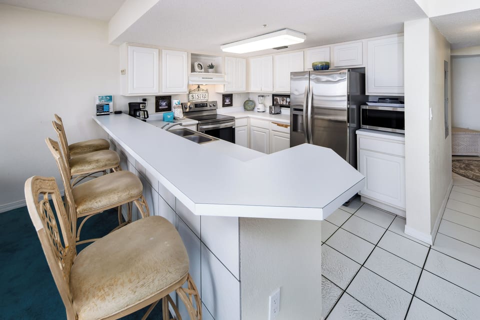 Kitchen - So much counter space!
