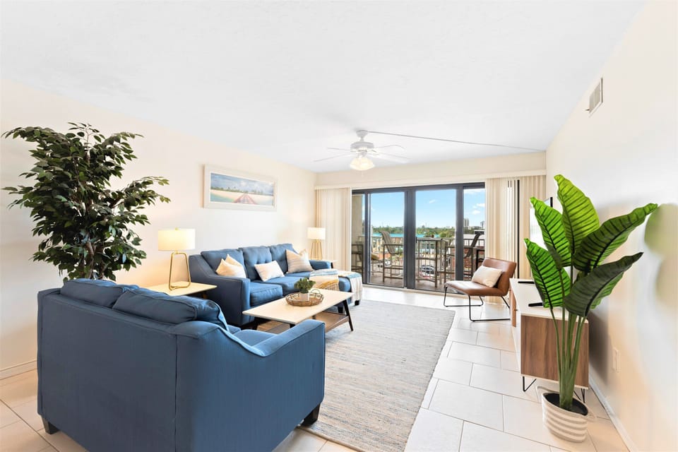 Living room with natural lightning from large sliding door.