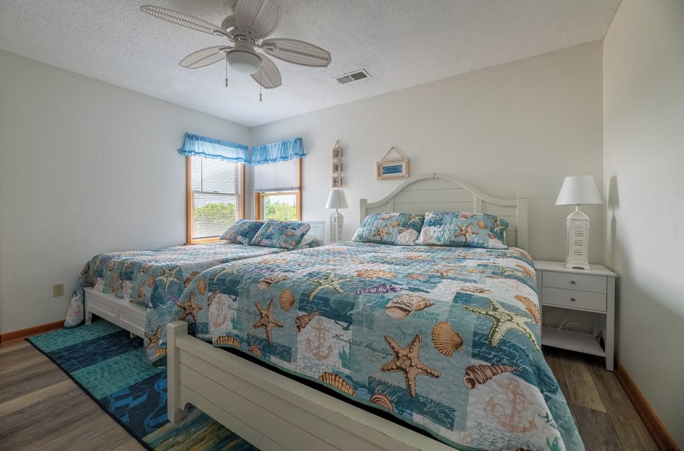 Mid Level Bedroom w/Queen & Double