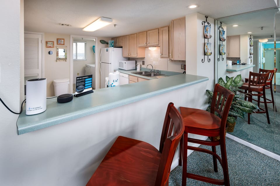 Breakfast Bar at the kitchen area - Convenient bar space for those quick lunch time snacks!