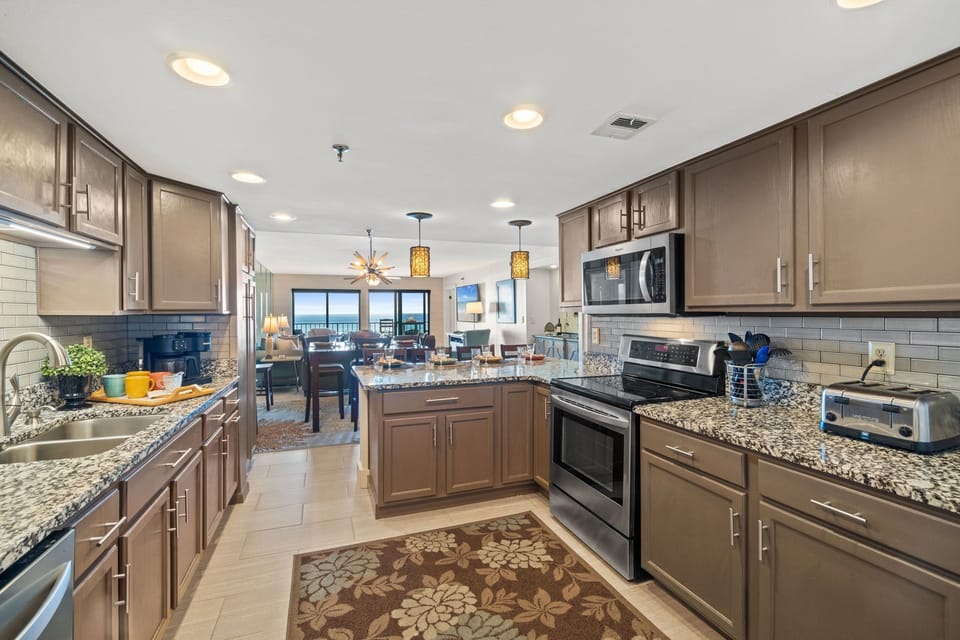 Fantastic Kitchen! - Upscale appliances, granite counter tops and custom/new cabinetry. Plenty of space for little helpers here! Lunch and dinner will be a breeze!
