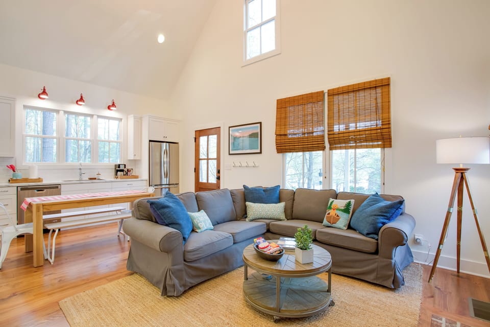 Living Room | Gas Fireplace | Smart TV