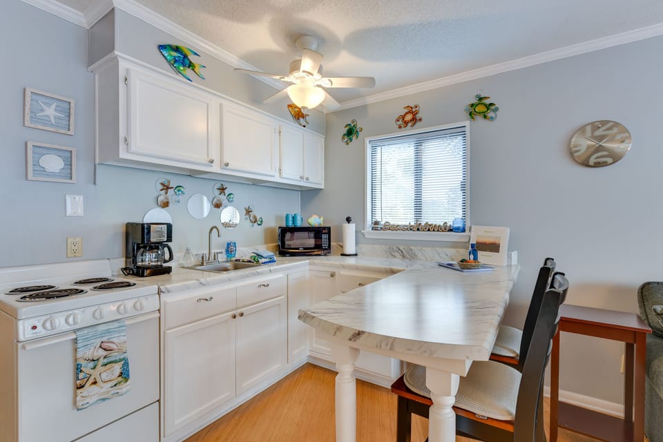 Kitchen | Cooking Basics | Breakfast Bar | Dishware Provided