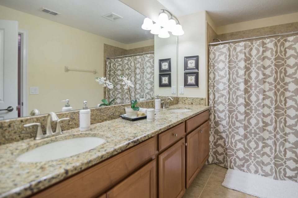 Upstairs King Master En-Suite Bathroom