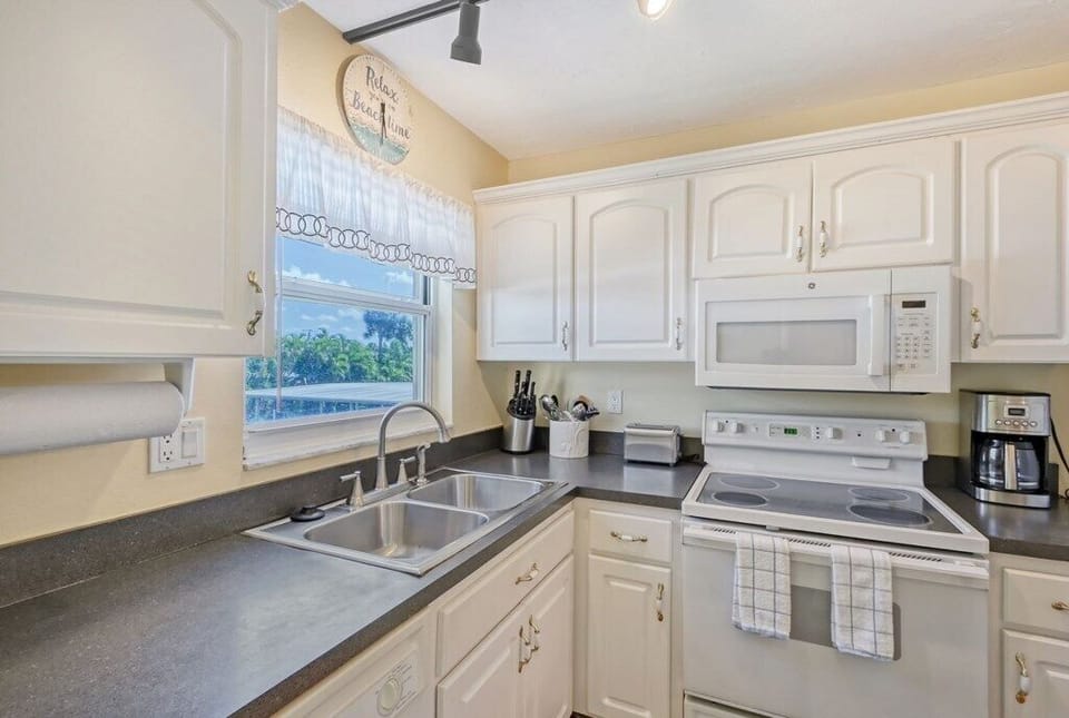 221 Kitchen.jpg