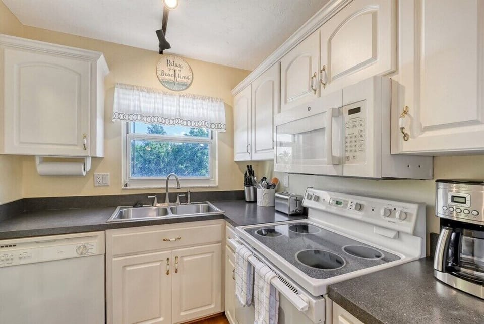 221 Kitchen 3.jpg