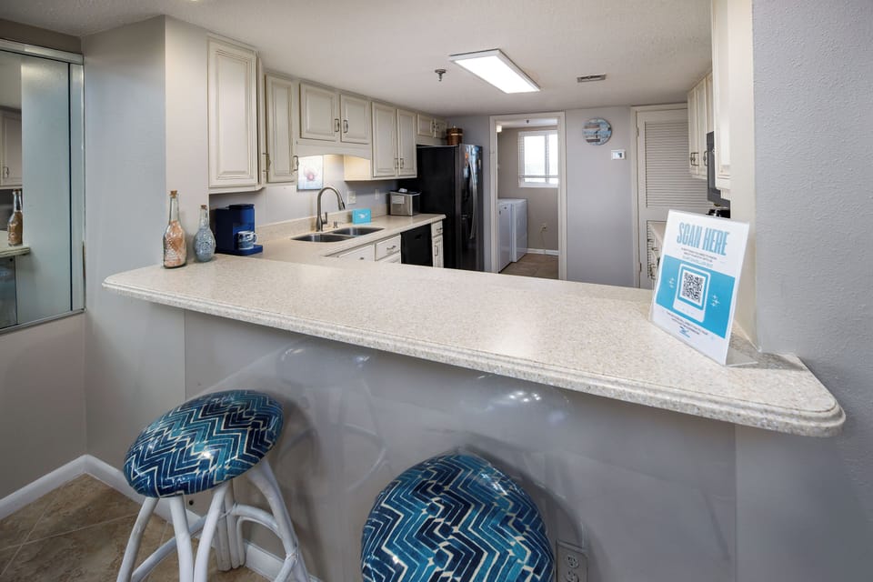 Breakfast Bar - Additional seating at the breakfast bar.