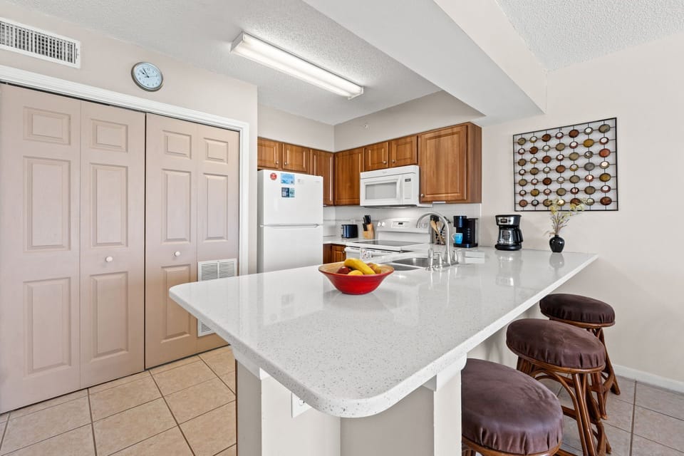 Kitchen - Seating for 3 more guests at the kitchen island.