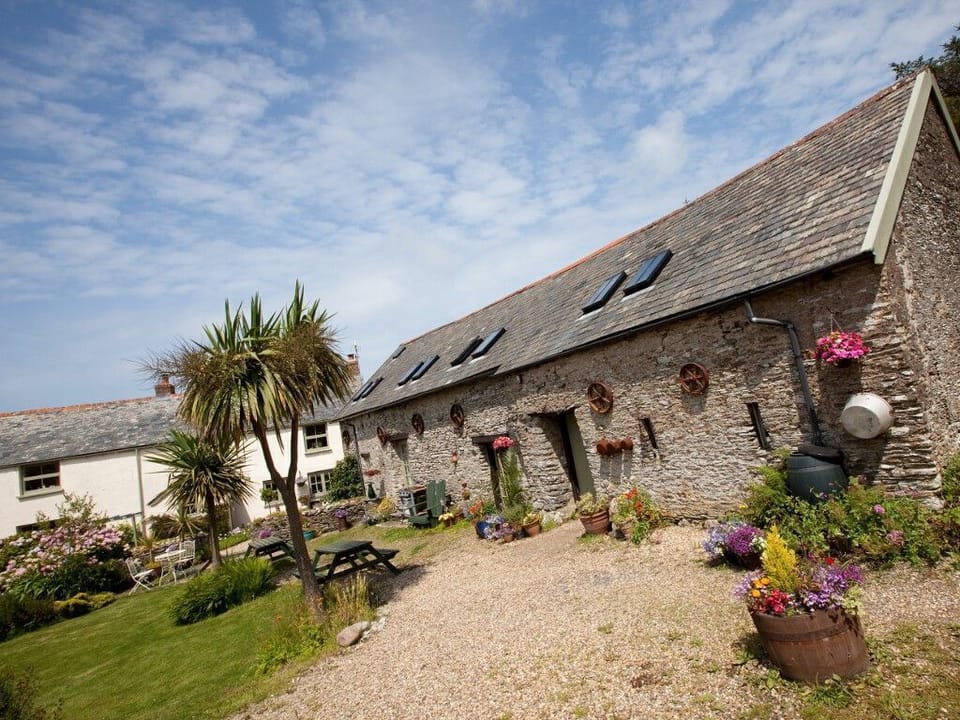Dolly's Barn, sleeps up to 11 in six bedrooms