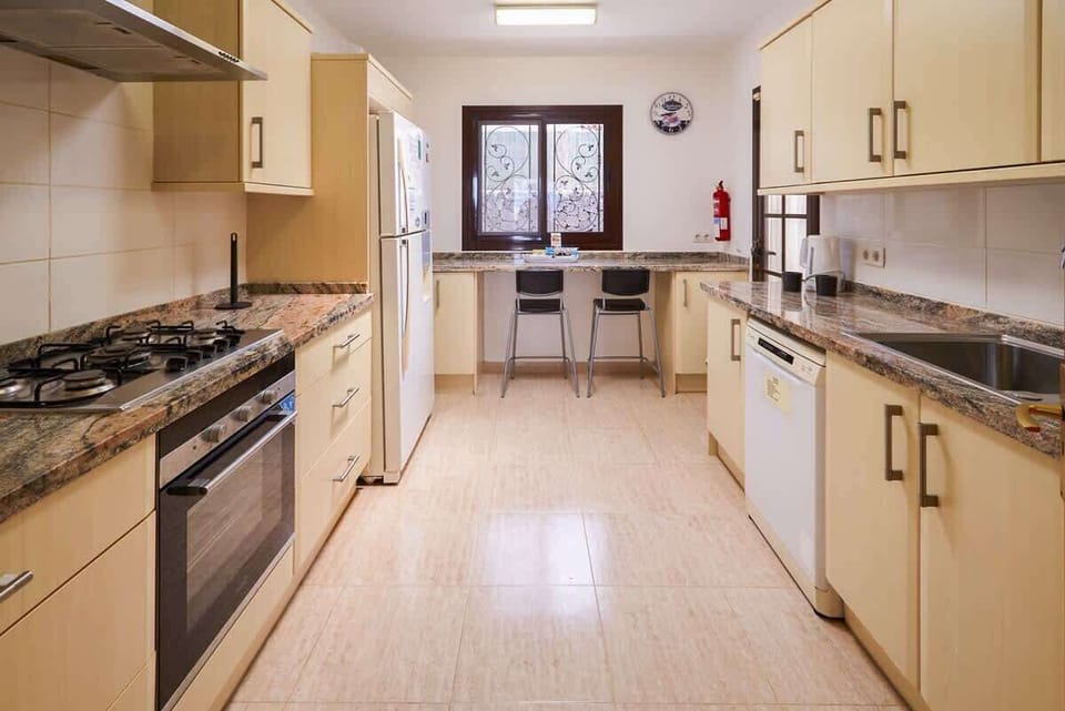 Villa Del Sol - Kitchen with Breakfast Bar