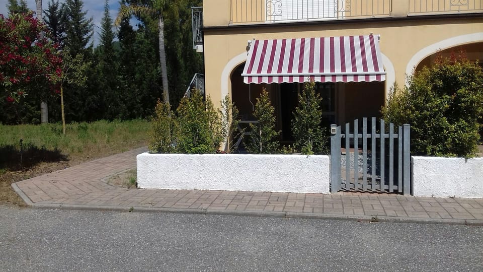 GARDEN FROM STREET LEVEL