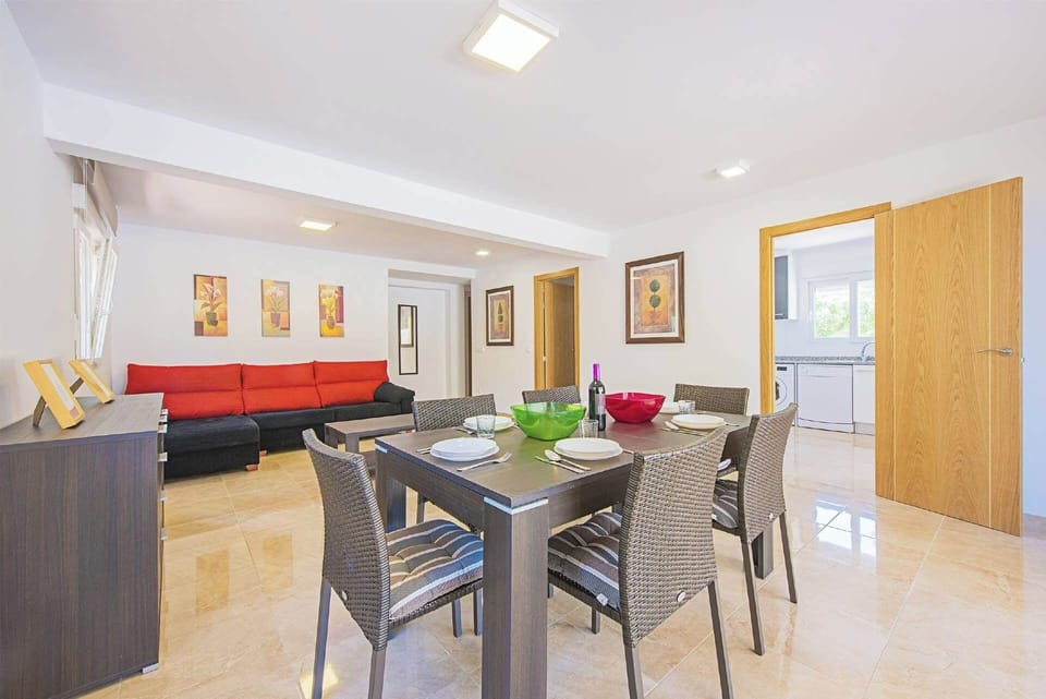 Angenehme Sommervilla mit privatem Pool in Moraira (Costa Blanca) für 14 Personen, mit sieben Schlafzimmern und vier Badezimmern, auf zwei unabhängige Etagen, welche durch Außentreppen verbunden sind.INNENAUSSTATTUNG: Diese Villa besteht aus dem ERDGESCHOSS, in dem sich ein Wohn-Esszimmer mit Zugang zur überdachten Terrasse und zum Pool befindet. Eine voll ausgestattete Küche mit Gasherd und Geschirrspüler. Drei Schlafzimmer, zwei davon mit je zwei Einzelbetten und eines mit einem Doppelbett. Auch gibt es zwei Badezimmer, eines mit Badewanne und das andere mit Dusche. Im OBERGESCHOSS gibt es ein Wohn-Esszimmer mit SAT TV/TDT, vier Schlafzimmer, zwei davon mit je zwei Einzelbetten und zwei mit je einem Doppelbett. Ein Badezimmer mit Badewanne und schließlich ein Badezimmer mit Dusche.AUSSENBEREICH: Großes Grundstück mit einem 10x5 Pool mit Metalltreppe und viel Platz um in den Liegen die Sonne zu geniessen. Es gibt auch einen überdachten Grill um Mahlzeiten im Freien einzunehmen und Parkplatz auf demselben Grundstück für vier Fahrzeuge.LAGE: Nur 900 m bis zum Sandstrand von Moraira und 700 m zu den nächsten Restaurants. Der nächste Supermarkt ist in 1,5 km erreichbar, ebenso das Stadtzentrum von Moraira. Calpe ist 13 km entfernt.BEMERKUNGEN: Es gibt kein Internet. Haustiere bis 12 kg sind gegen Aufpreis erlaubt.