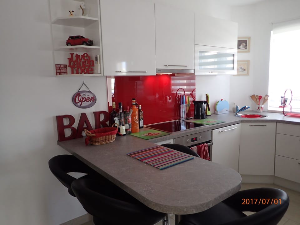 Breakfast bar and kitchen area