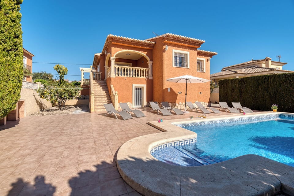 Beautiful villa with private pool located in Calpe (Costa Blanca), for 8 people with four bedrooms and two bathrooms distributed on a single floor (upper floor), since the lower one is closed and uninhabited.INTERIOR: Composed of living room with sat / tdt tv, and access to covered terrace and pool. Fully equipped independent kitchen with dishwasher and gas fires, a bedroom with two single beds, a separate bathroom with a bathtub, a bedroom with a double bed, a bedroom with two single beds, a separate bathroom with a bathtub and washing machine, and finally a bedroom With two single beds.EXTERIOR: It has a closed and partially wooded plot of 700 m² approx. You can enjoy the pool (8x4) of Roman stairs, outdoor shower, barbecue and space for sunbathing in the hammocks. Parking within the same plot for 3-4 vehicles.SITUATION: The villa is located in the urbanization Pla Senieta, quiet urbanization and a few meters from the center of Calpe (0.7 km), the sandy beach (beach and promenade arenal-bol 1.2 km), the shopping center and supermarket (0.7 km) and the tennis club and restaurant (0.4 km).OBSERVATIONS: Free WiFi. Pets are allowed up to 12 kg with supplement.