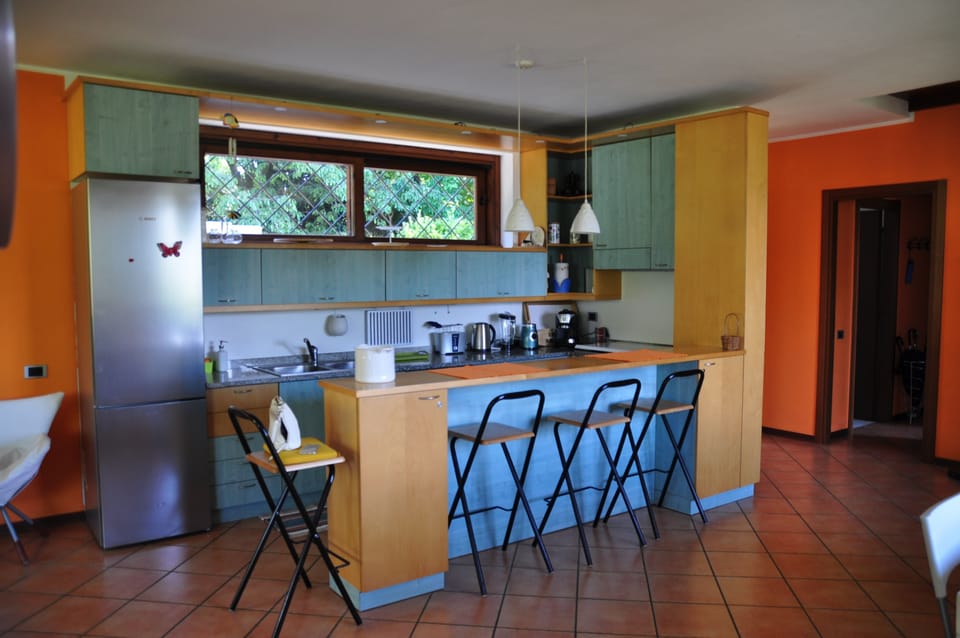open space kitchen face directly to the dining room and to the sitting area