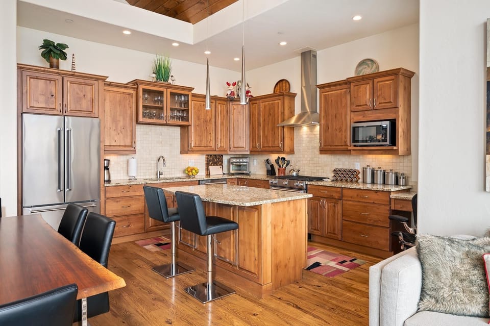 Gourmet kitchen at Lakota Trailside 613