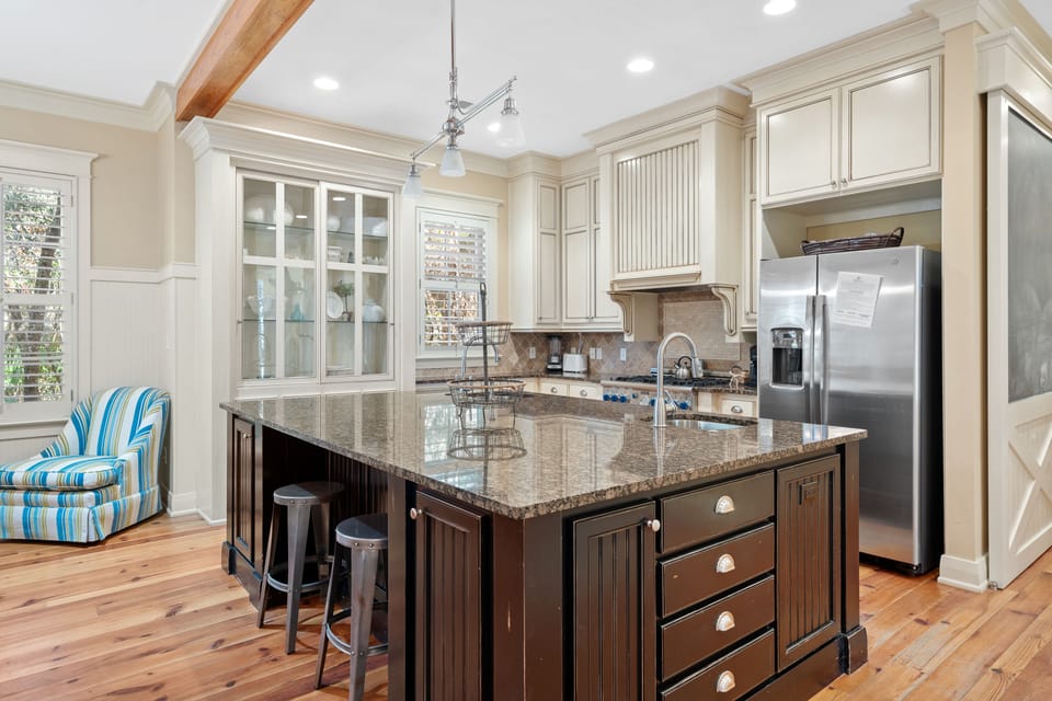 1st Level - Custom Gourmet Kitchen - 1st Level - Custom Gourmet Kitchen