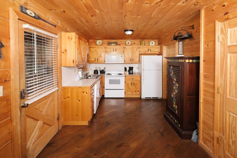 Spacious kitchen fully-equipped.