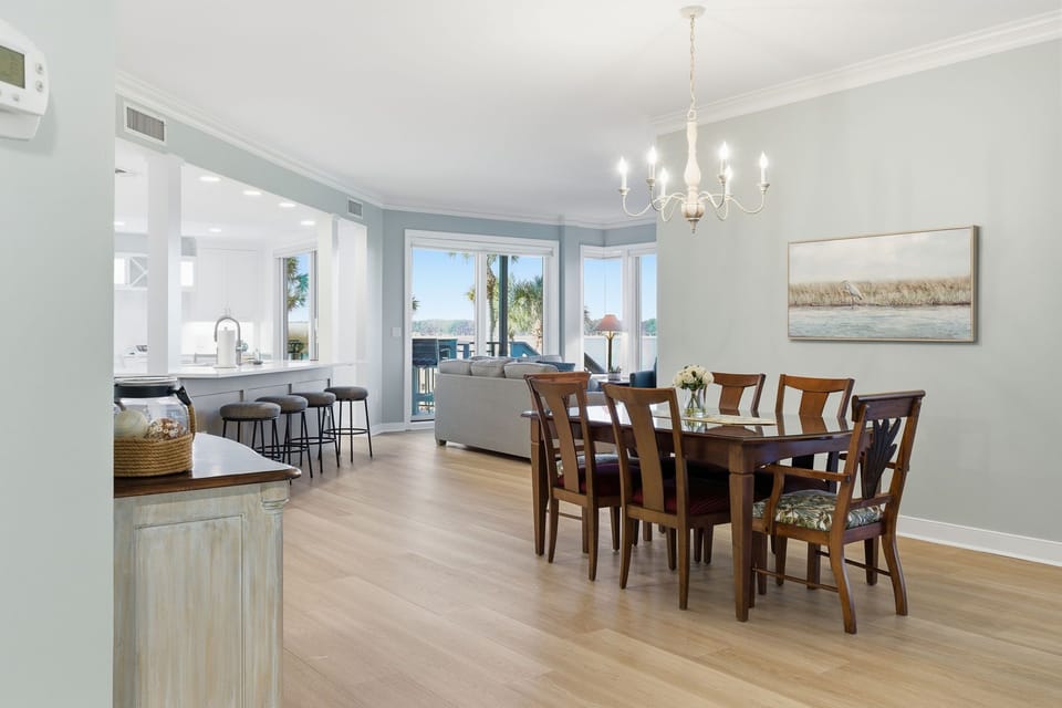 1905 South Beach Club - Dining Area