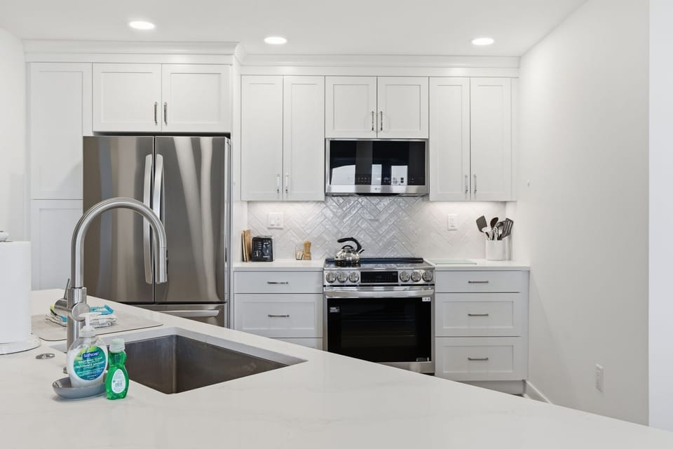 1905 South Beach Club - Brand new kitchen Dec 2025 with all new appliances