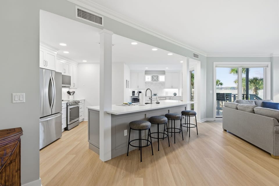 1905 South Beach Club - Dining area to Kitchen