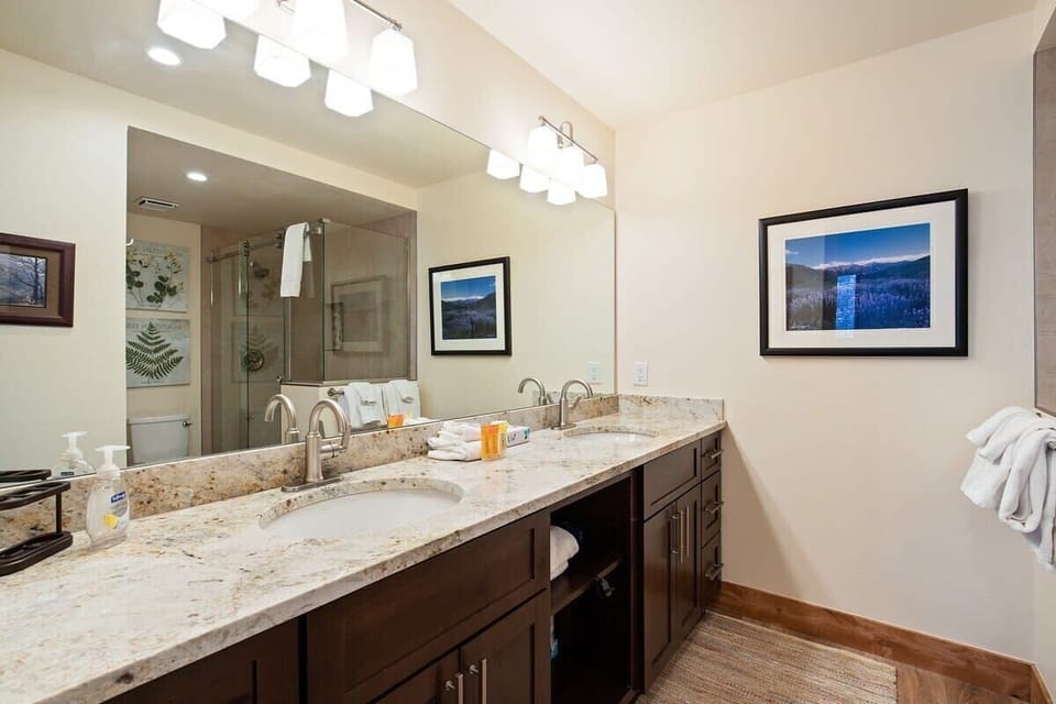 Spacious full bathroom with standing shower
