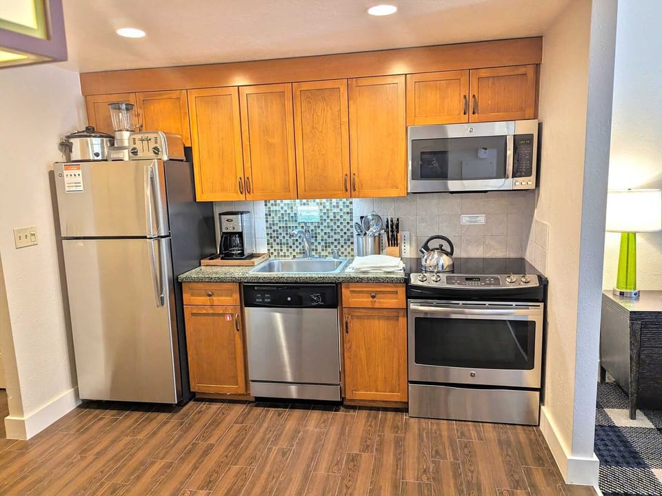 Fully equiped kitchen with full size applicances
