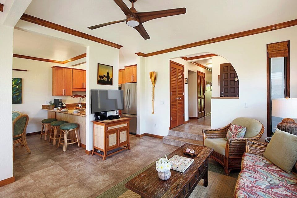 Living Room and Entry - Kahala 614