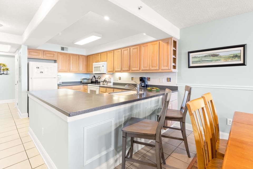 Full Kitchen w. Breakfast Bar