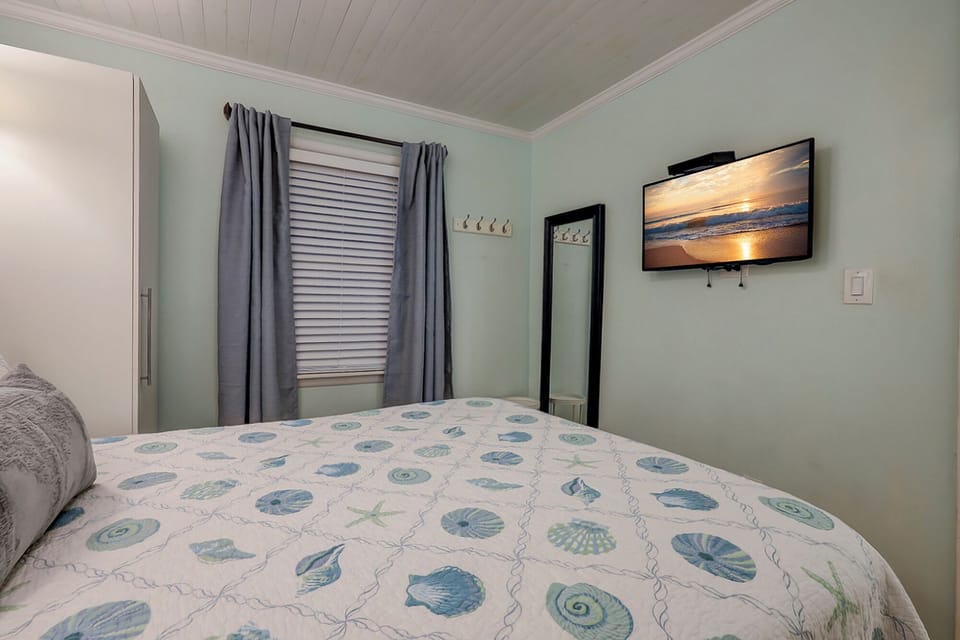 Queen Bedroom