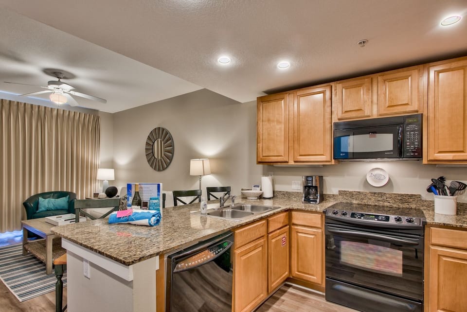 Kitchen - Fully equipped kitchen with coffee maker and Keurig