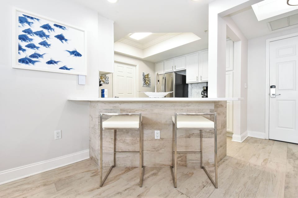 Silver Beach Towers West 1005- Breakfast Bar