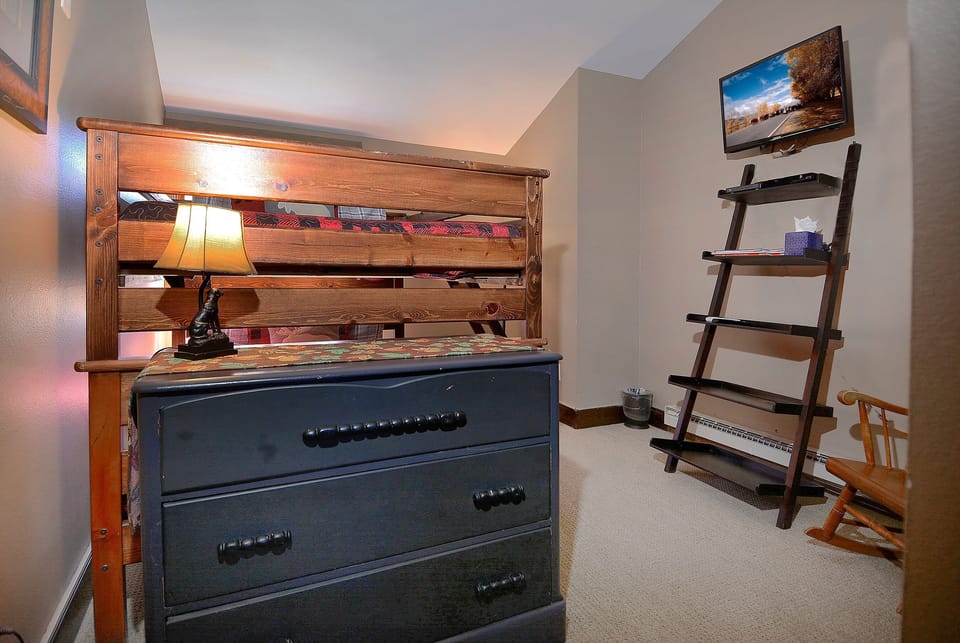 Guest room w/double bunk & trundle