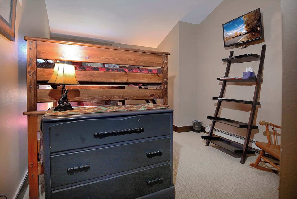 Guest room w/double bunk & trundle