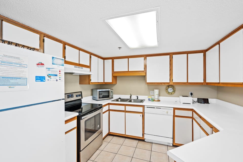 Fully Equipped Kitchen with Breakfast Bar
