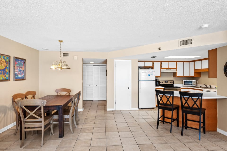 Fully Equipped Kitchen with Breakfast Bar