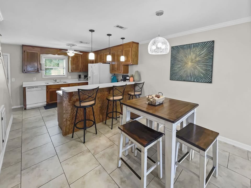 Casa Sunshine | 1st Floor | Kitchen & Dining Area