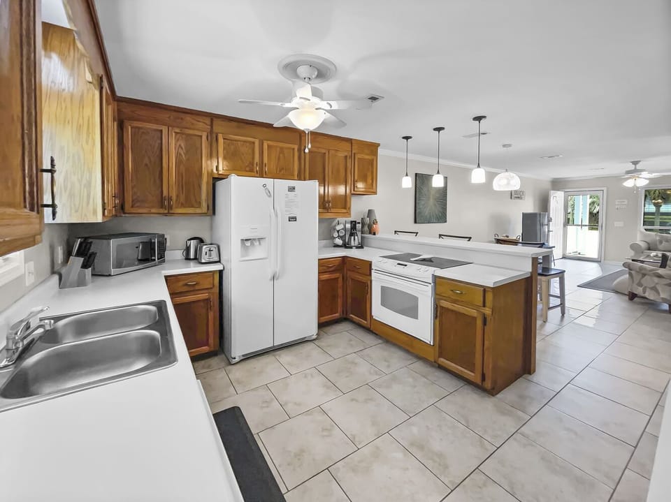 Casa Sunshine | 1st Floor | Kitchen & Dining Area