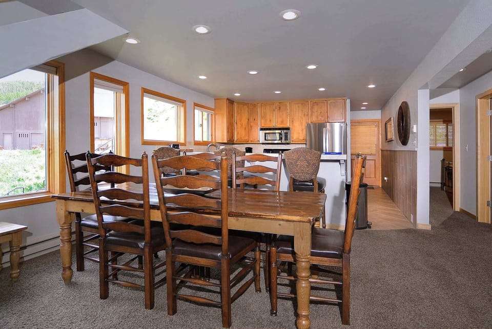 Dining area w/seating for 6