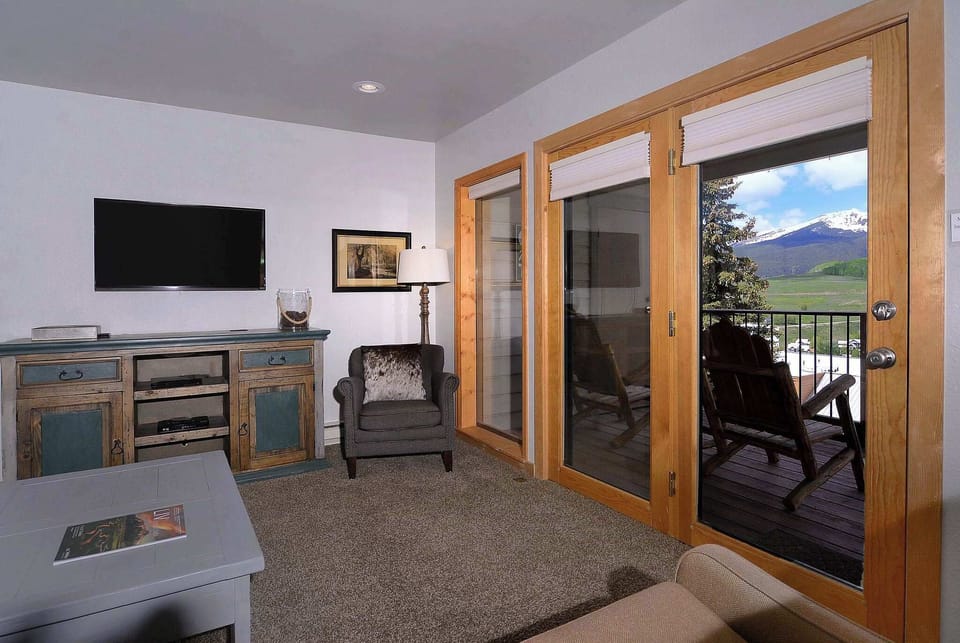 Living room w/satellite TV
