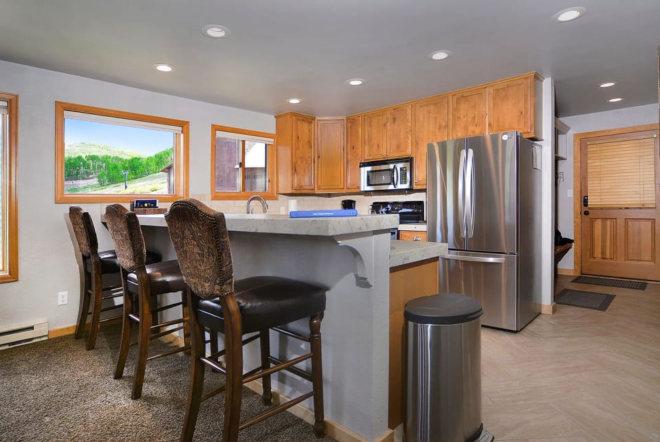Kitchen w/barstools