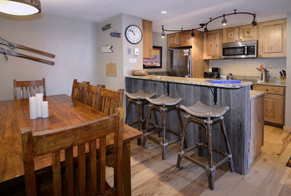 Kitchen w/3 barstools